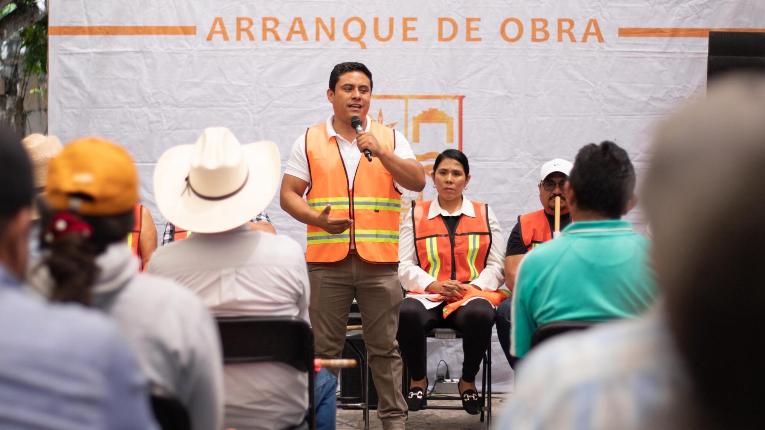 Encabeza Marco Cuate rehabilitación de calle del Venado en Atlacahualoya