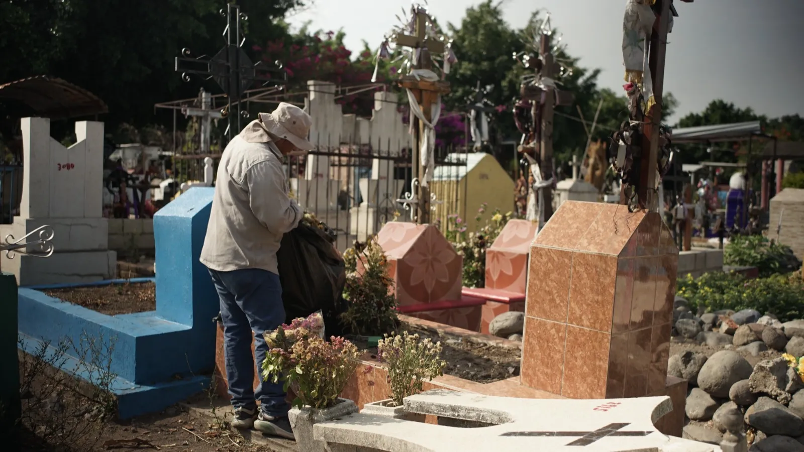 Panteones se preparan con limpieza y descacharrización