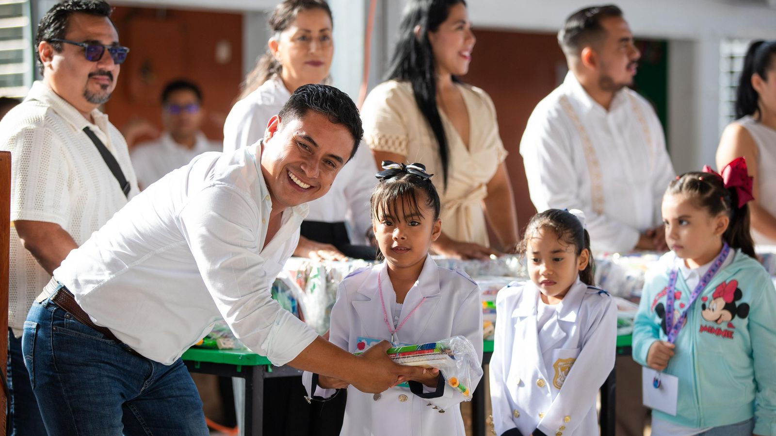 Realiza Marco Cuate entrega de paquetes de útiles escolares