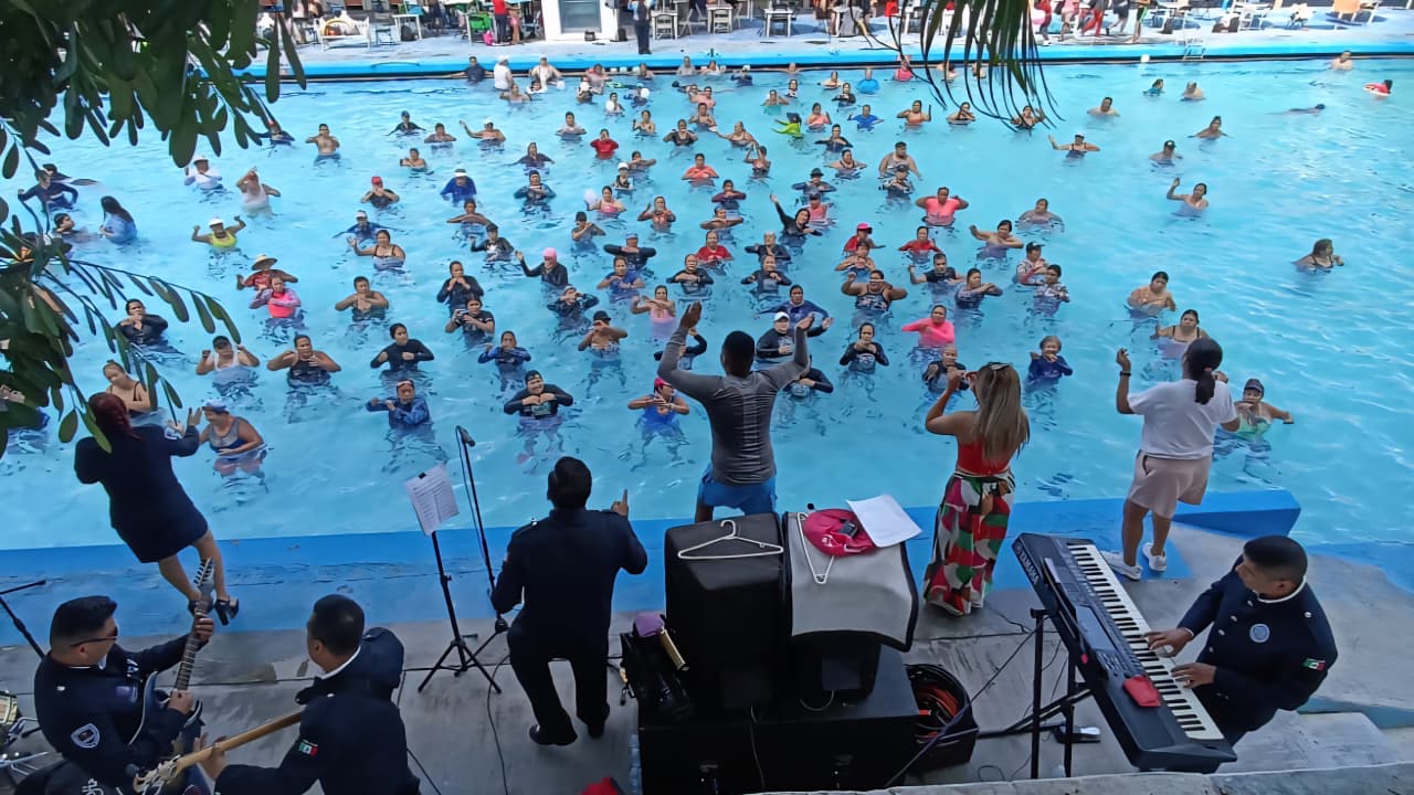Disfrutan adultos mayores del balneario Agua Hedionda