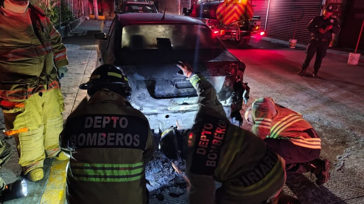 Sofocan Bomberos de Cuautla incendio de vehículo en el Centro