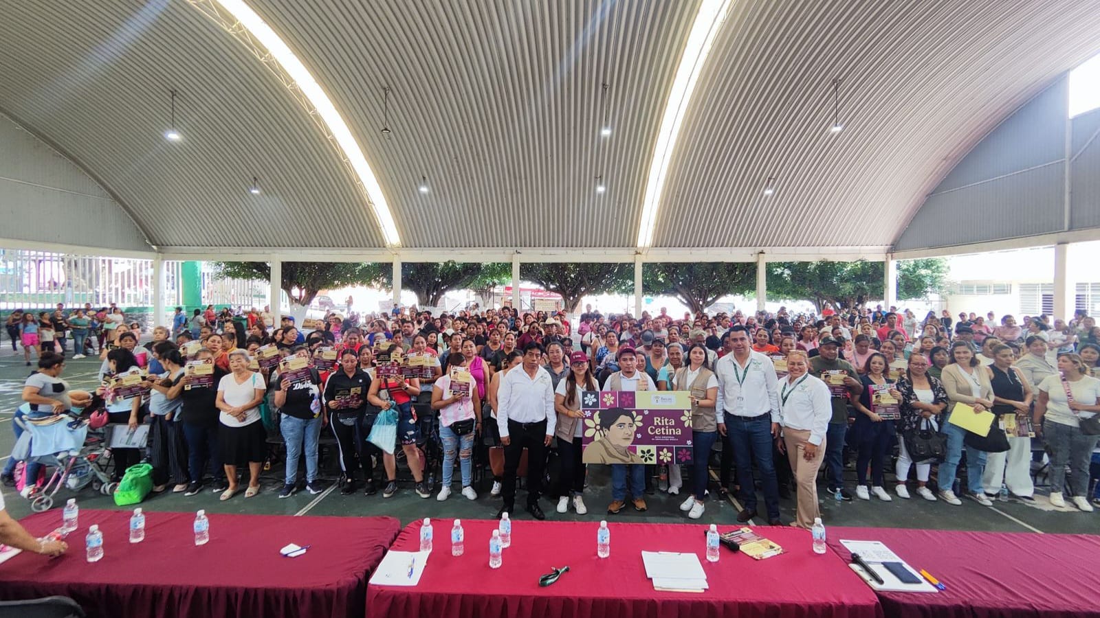 Informan a padres de familia sobre beca Rita Cetina