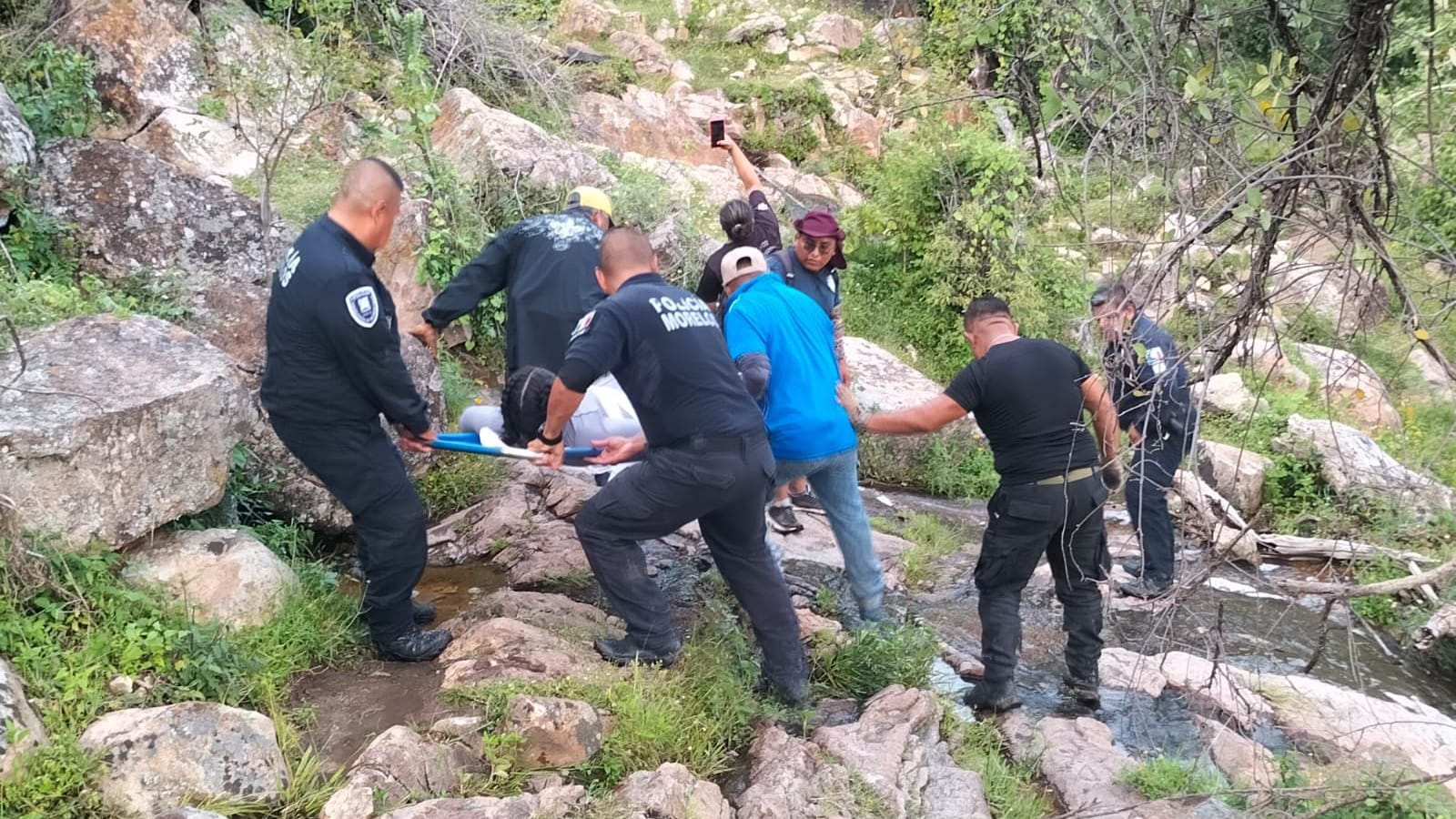 Rescatan a mujer que se accidentó en Chalcatzingo