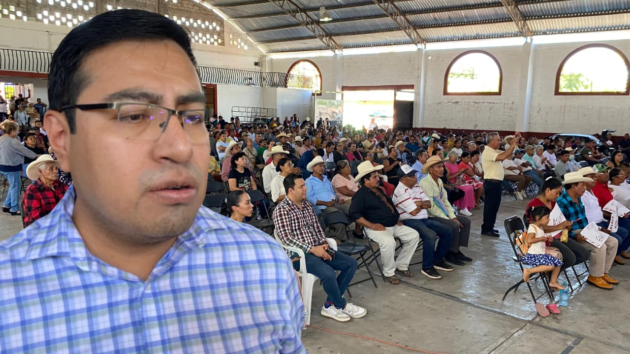 Acude magistrado Javier Gutierrez a asamblea con ciudadanos de Axochiapan