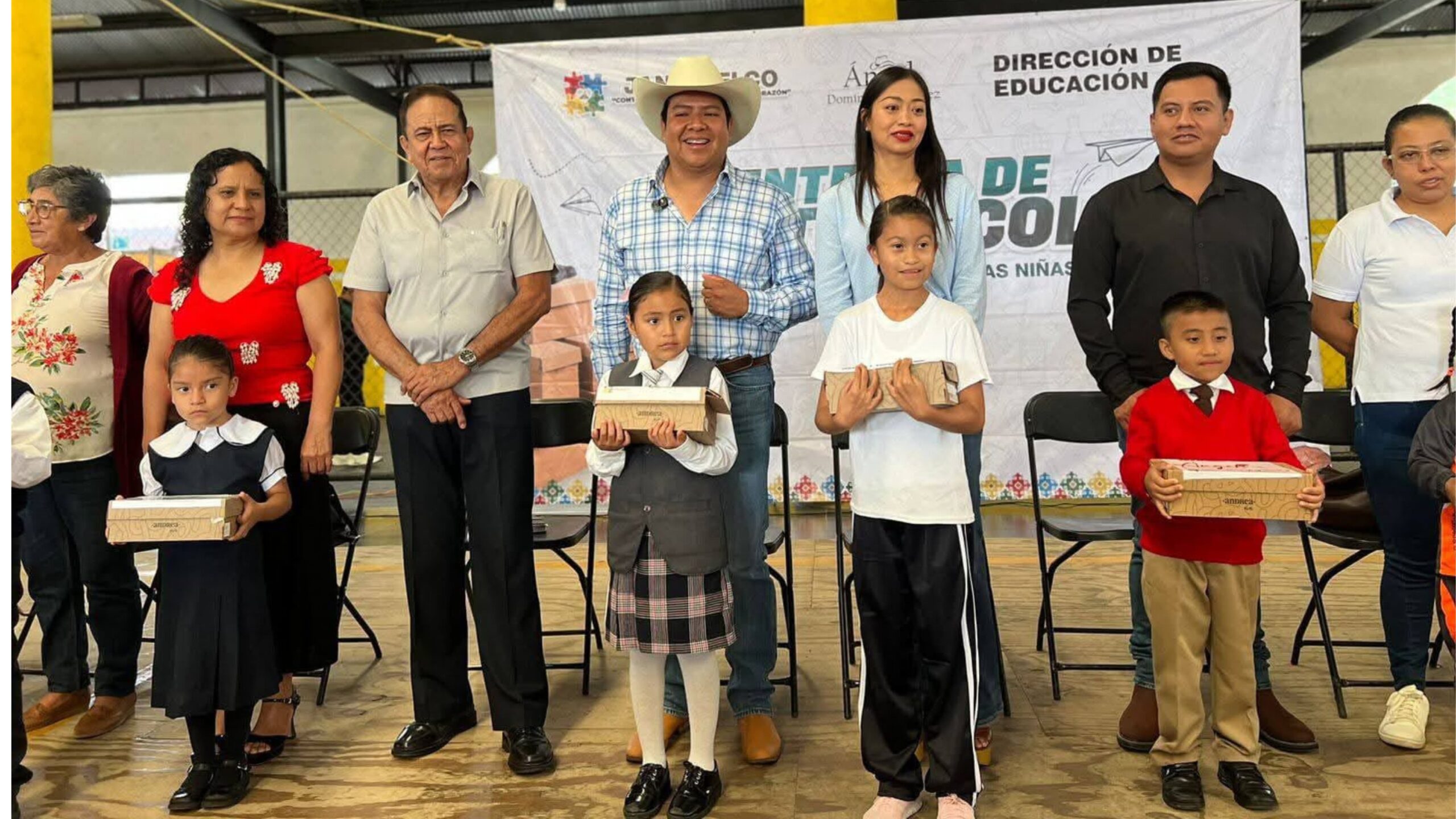 Realiza Ángel Augusto segunda entrega de calzado a estudiantes de Jantetelco