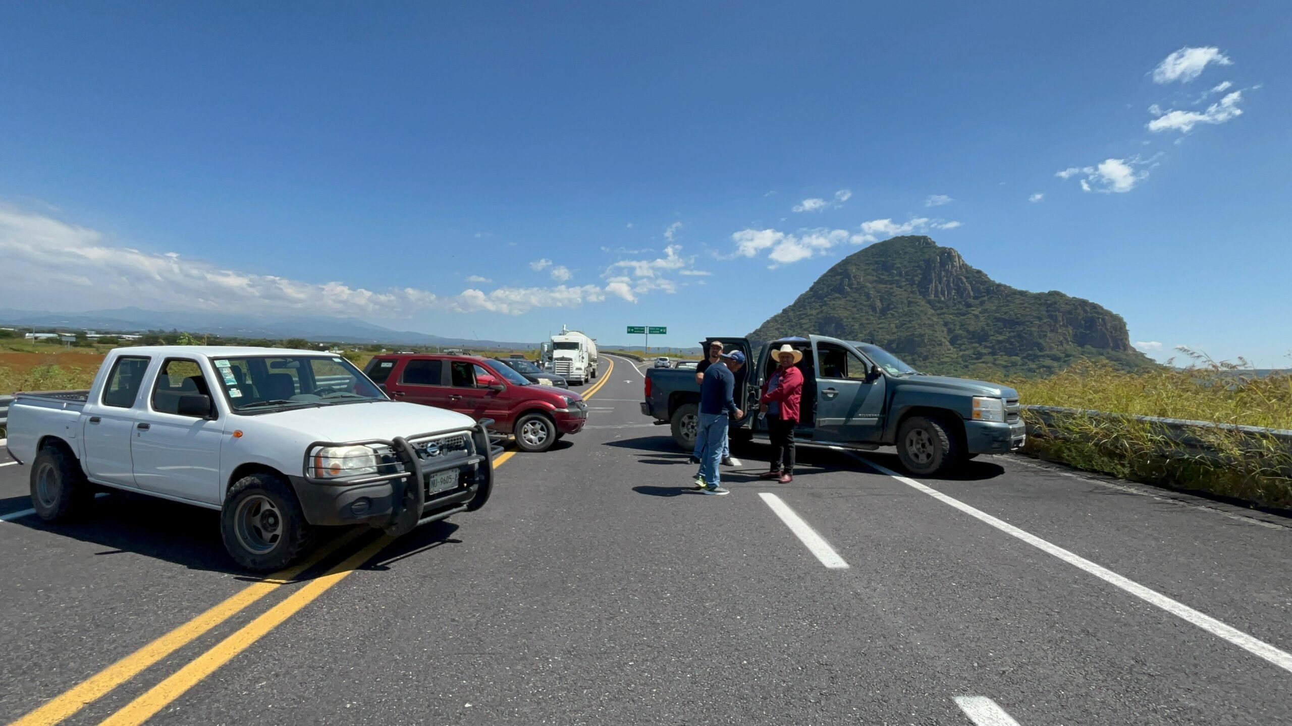 Campesinos cierran autopista Siglo XXI
