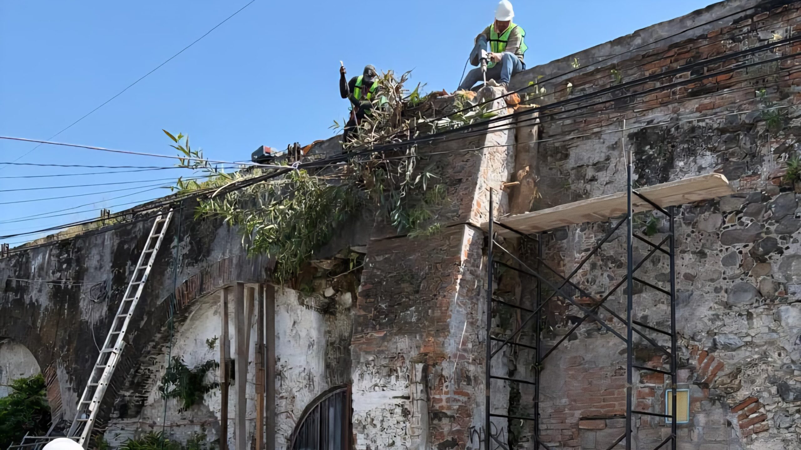 Realizan trabajos de conservación en el acueducto de la ex hacienda Santa Inés