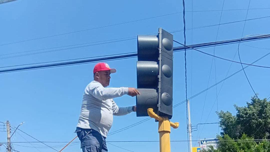 Dan mantenimiento a semáforos de Cuautla