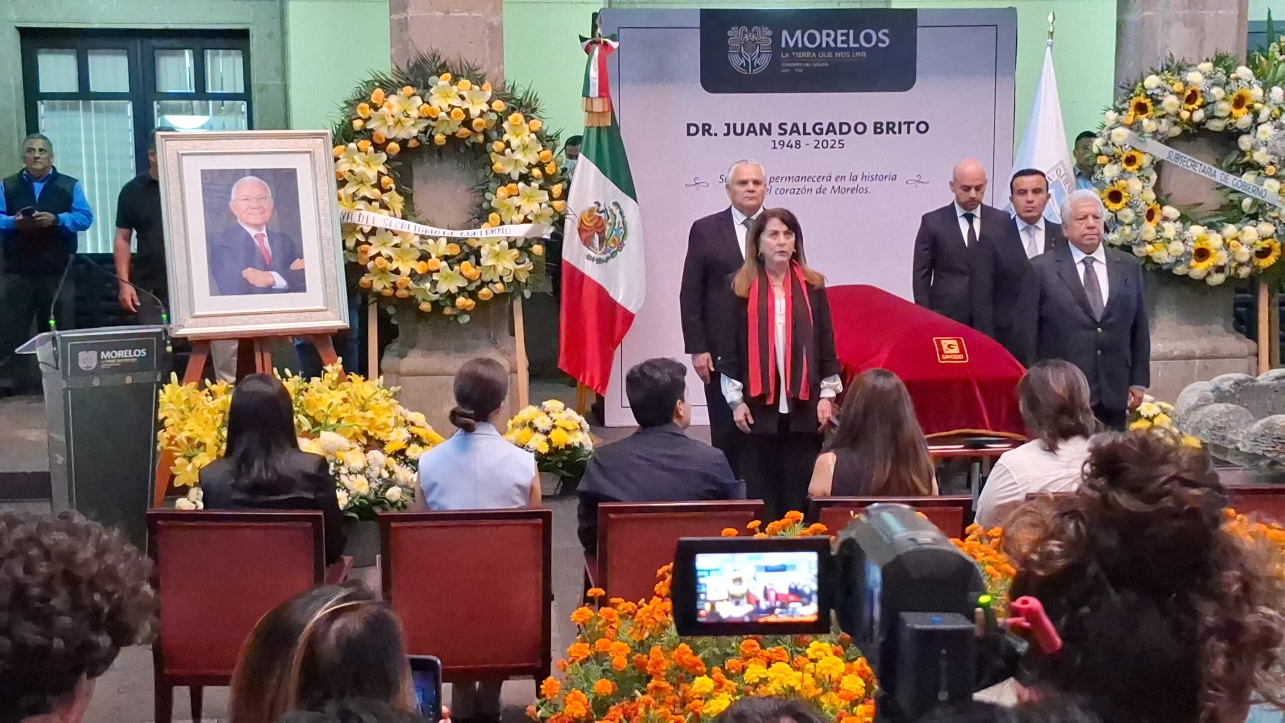 Entre aplausos despiden a Juan Salgado Brito