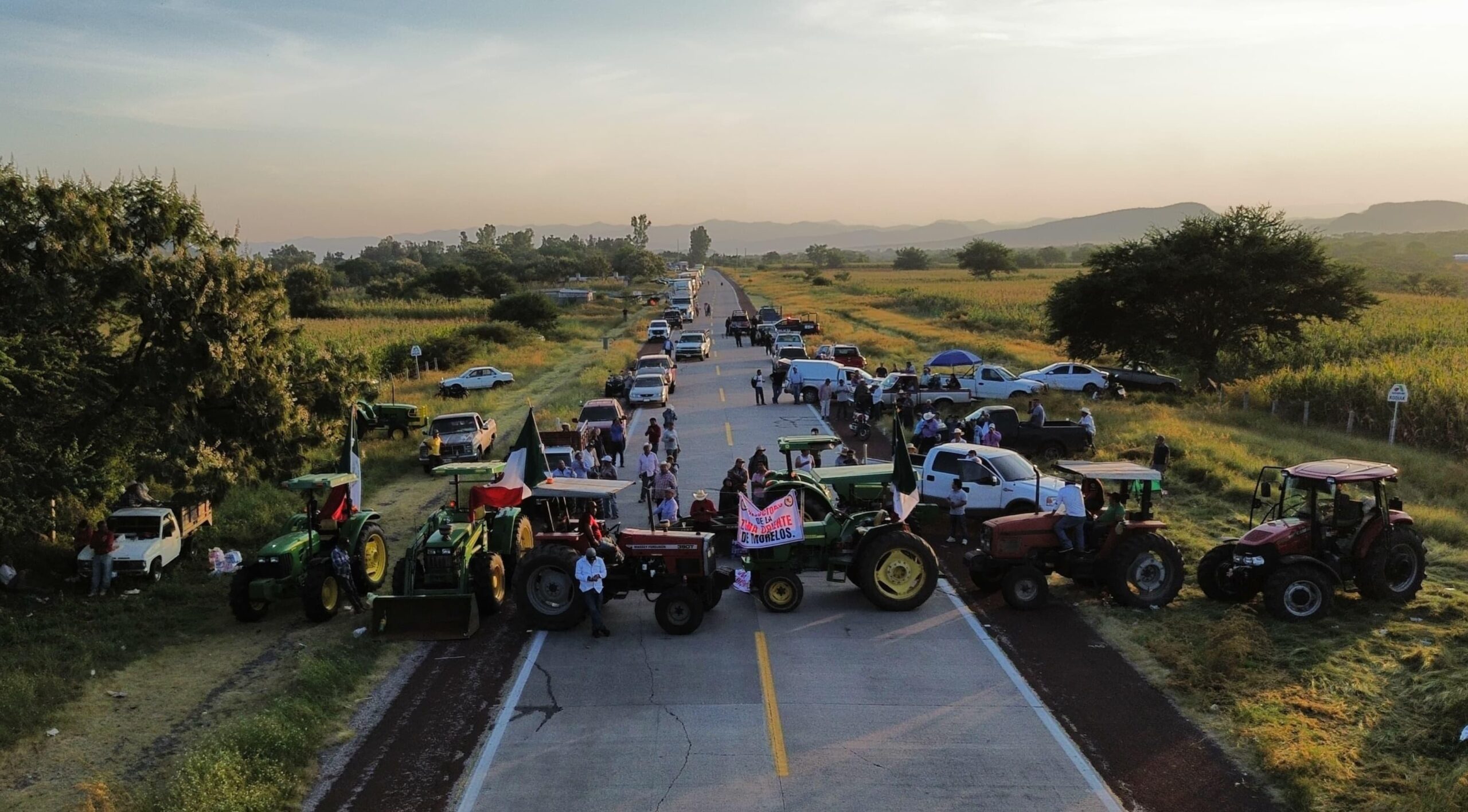 Permanecerá cerrada autopista Siglo XXI por falta de acuerdos con campesinos