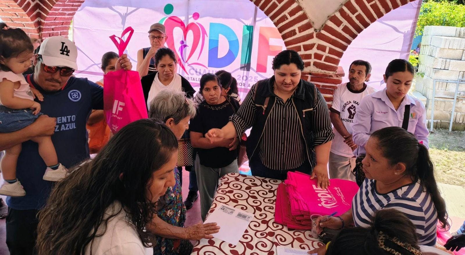 Continúa DIF Cuautla llevando a colonias el programa «Pollos a Bajo Costo»