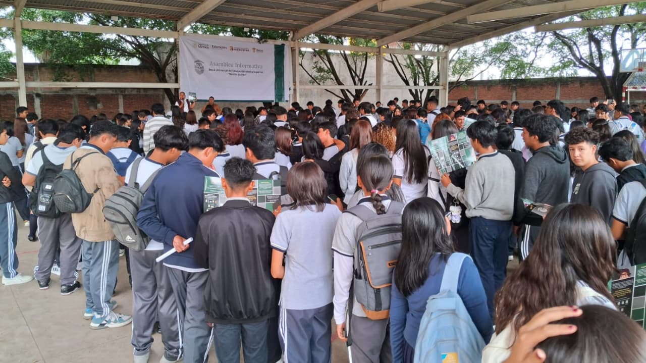 Estudiantes de la Preparatoria Cuautla Acceden a Becas Benito Juárez