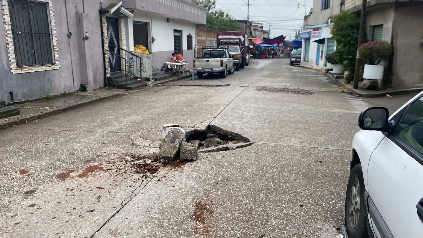 Se produce socavón en avenida Emiliano Zapata de la ampliación Año de Juárez