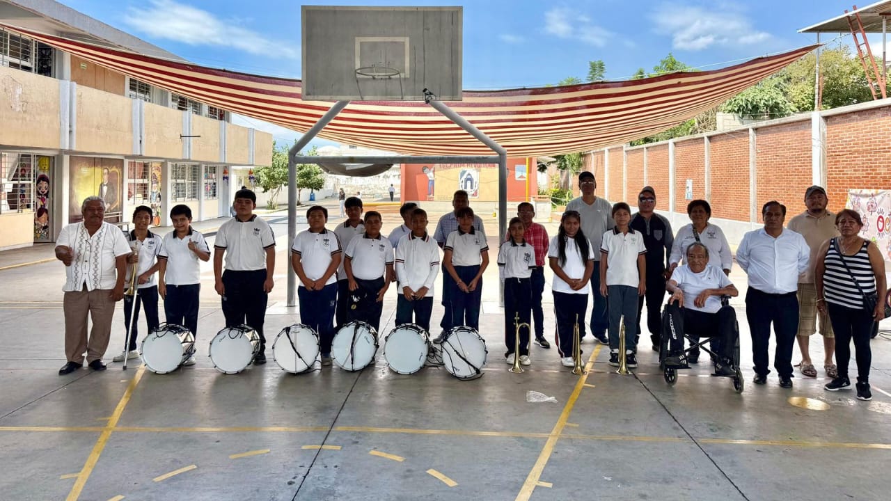 Primaria «Juan Barrales» turno vespertino se beneficia con la entrega de instrumentos musicales