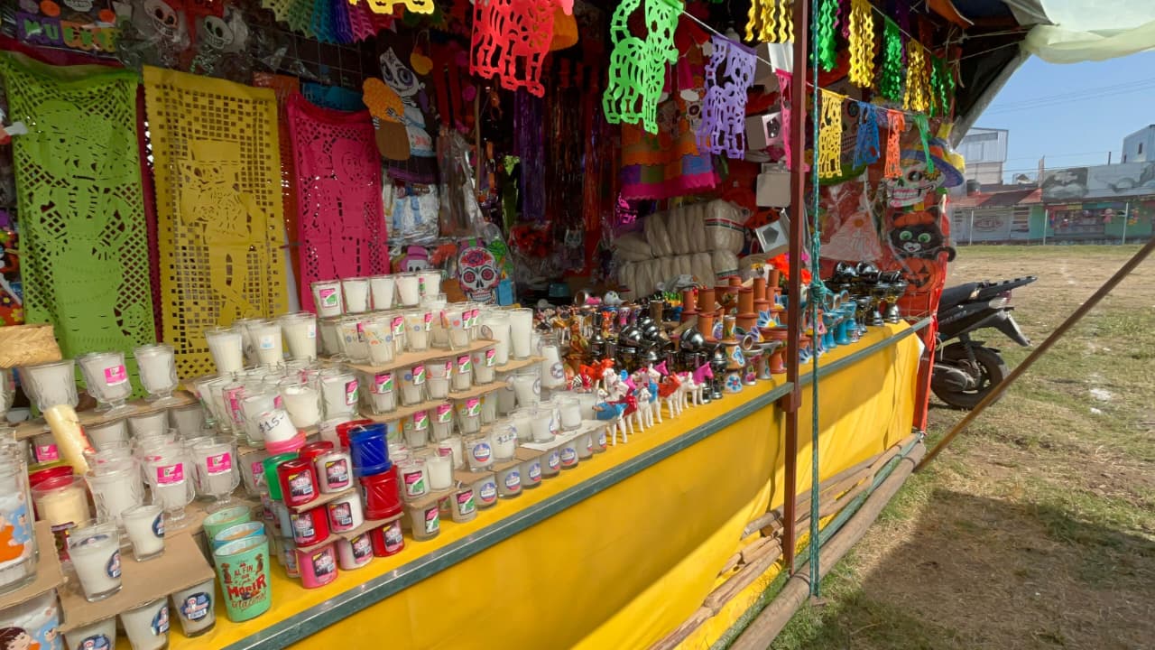 Listo el tianguis de Día de Muertos en la plaza 12 de Octubre