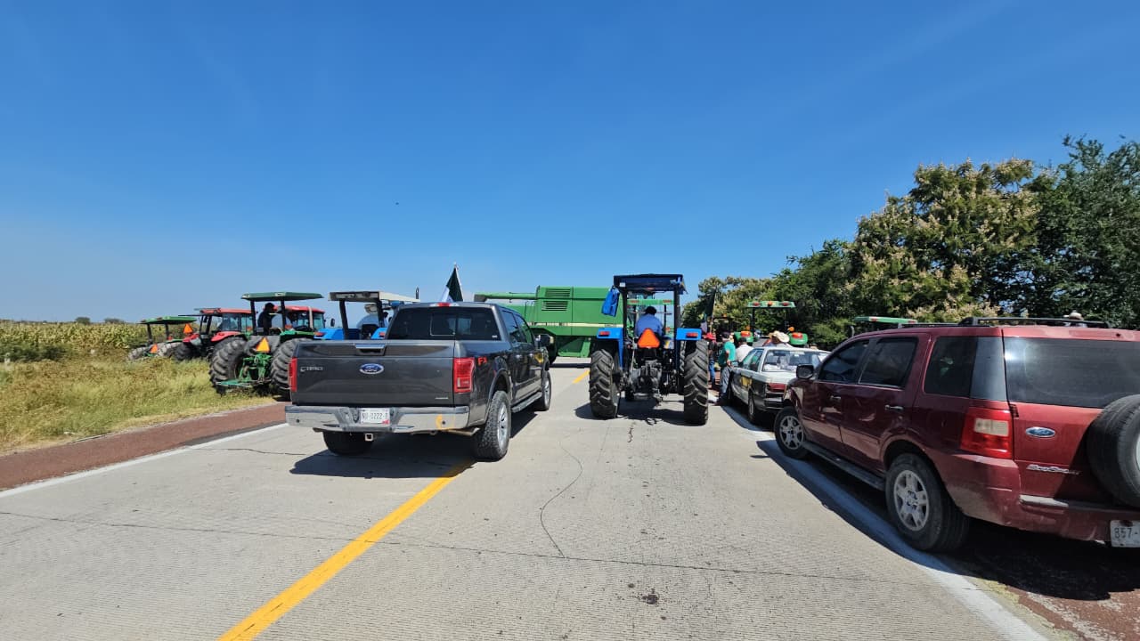 Cerrada de manera indefinida autopista Siglo XXI por campesinos