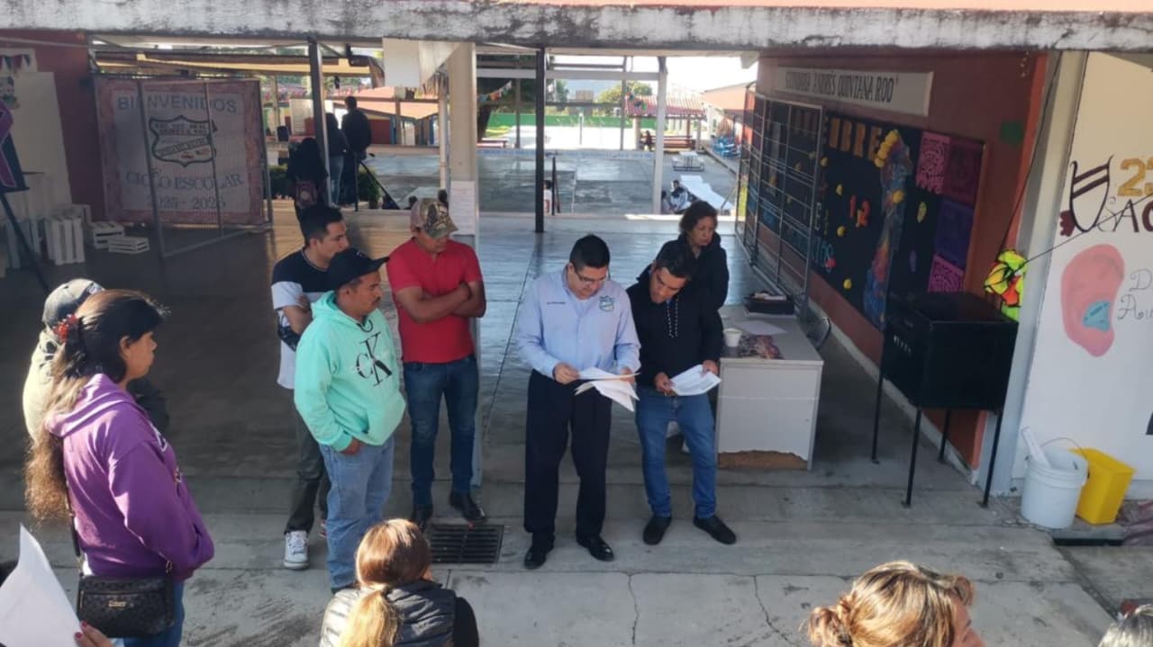 Padres de familia toman secundaria en Tetela del Volcán para exigir maestros