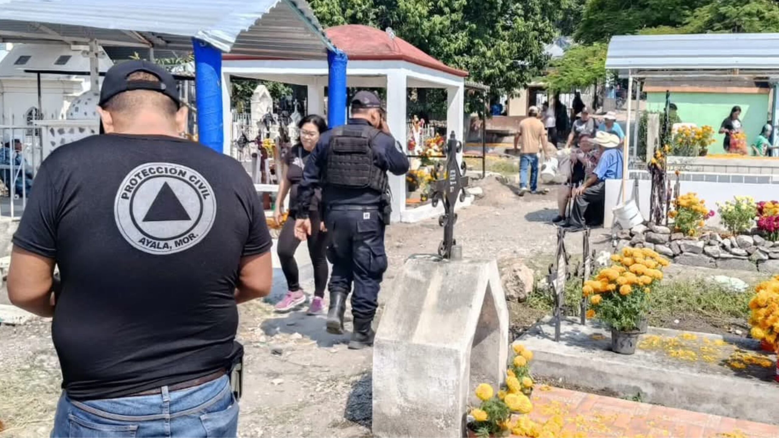 Mantienen vigilancia en los panteones de Ayala