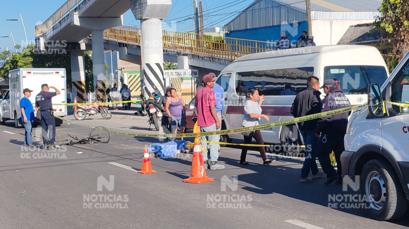 Muere ciclista tras impactarse contra una combi y ser rematado por un camión de basura en Cuautla