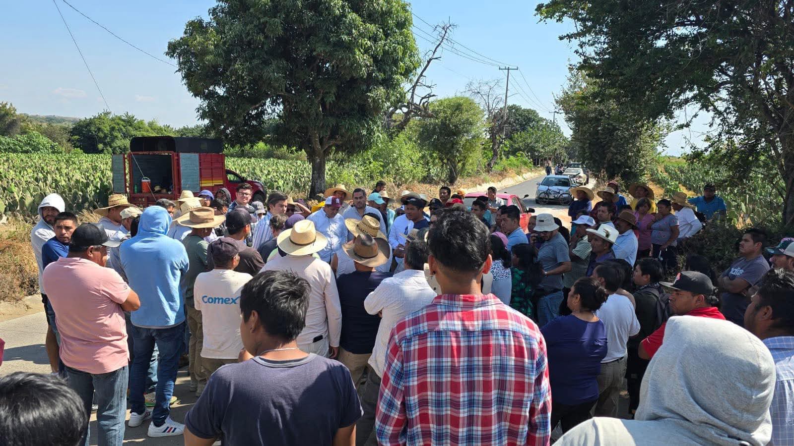 Atiende Sergio «Chino» Livera desperfectos en la carretera San Agustín Amatlipac