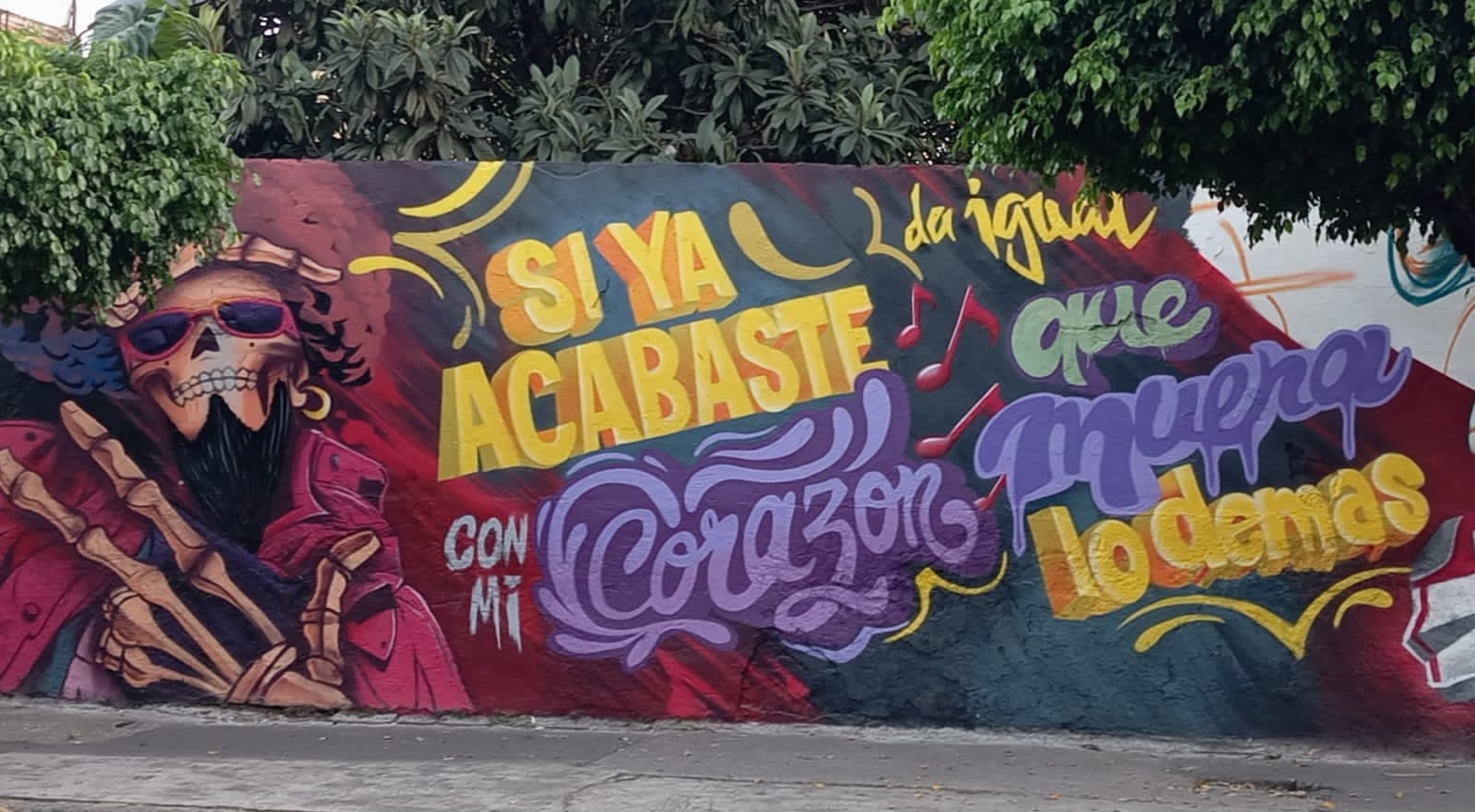 Boker pinta mural para celebrar los 30 años de Panteón Rococó