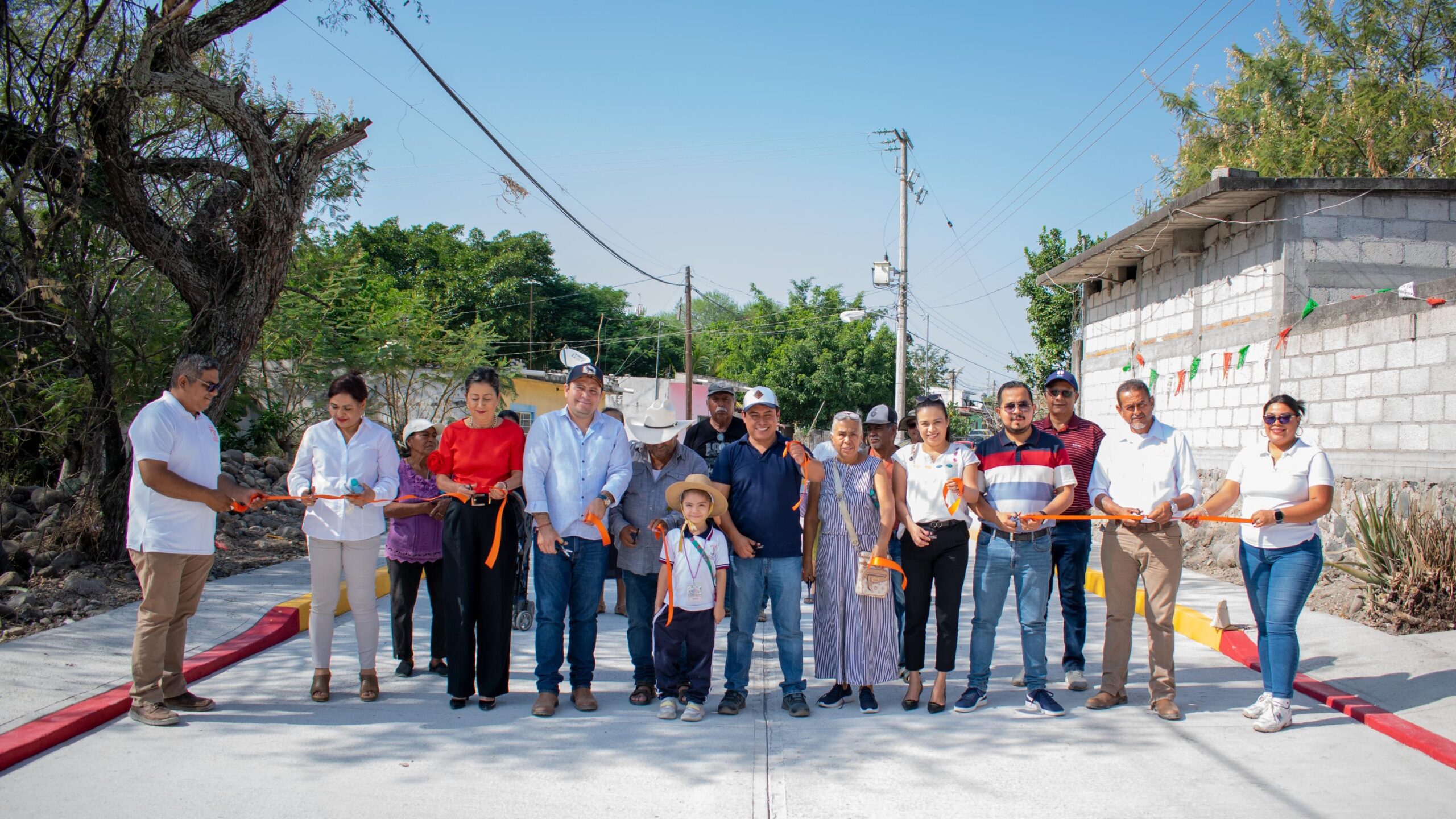Entrega Marco Cuate pavimentación en la comunidad Marcelino Rodríguez