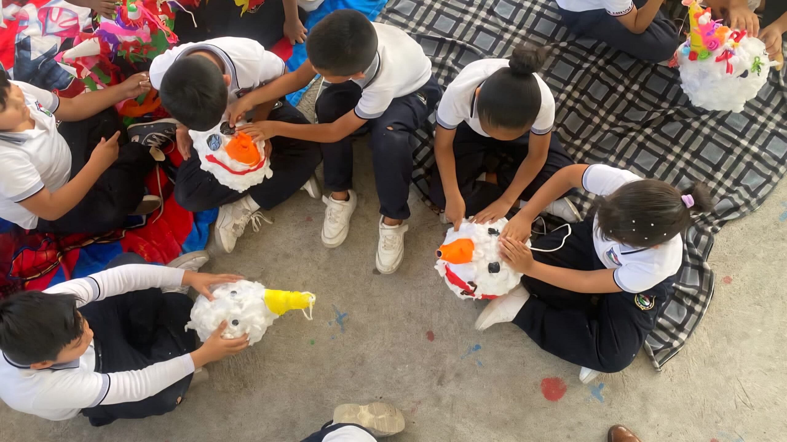 Taller de piñatas llega a la primaria “2 de Mayo” para impulsar la convivencia y la creatividad