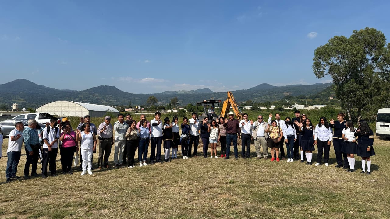 Inicia Sergio Livera construcción de techumbre en Bachilleres de Totolapan