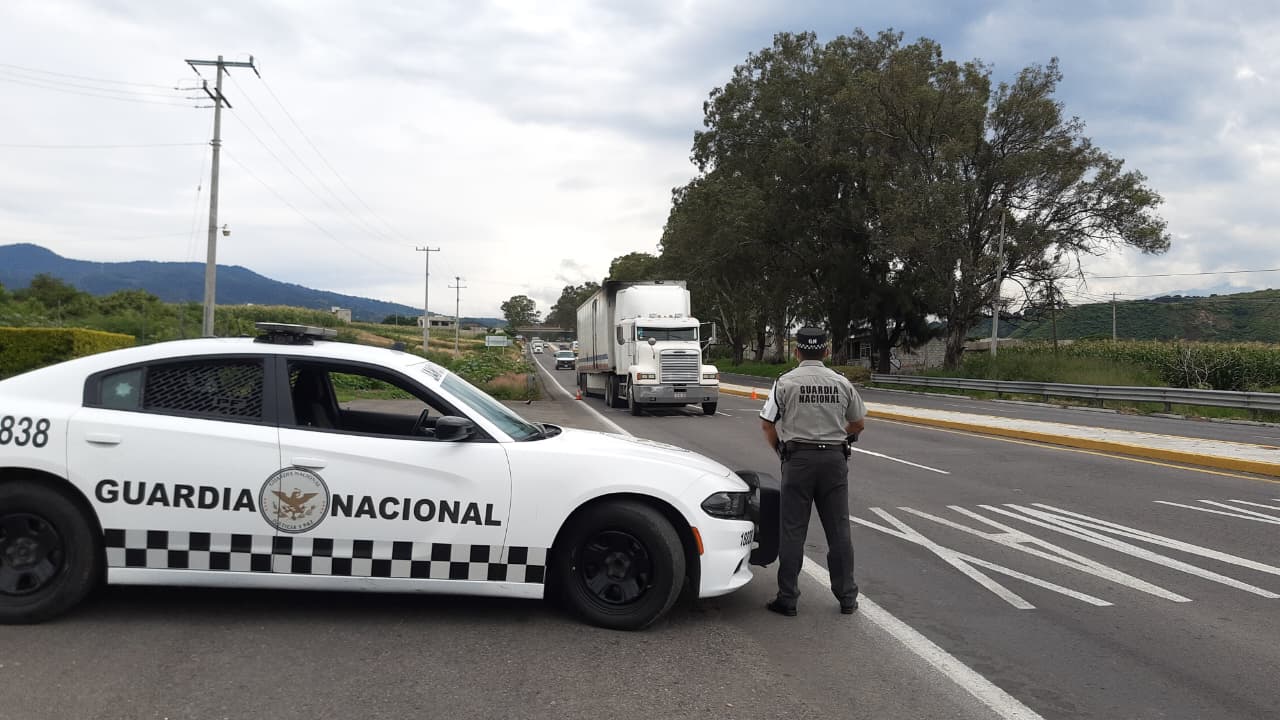 Exhorta Guardia Nacional a conducir con precaución en carreteras federales