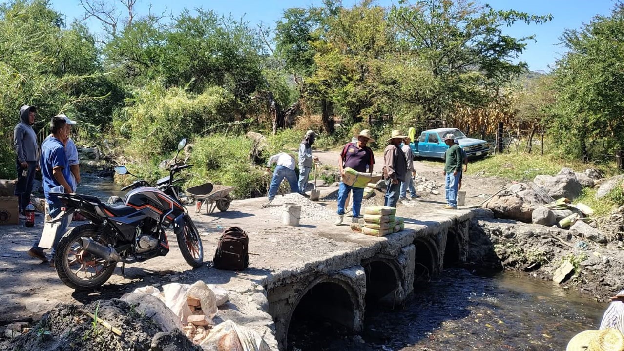 Reparan vecinos el vado de Puxtla tras daños por lluvias