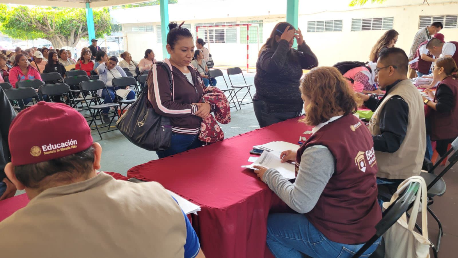 Reciben 695 estudiantes su tarjeta del programa Rita Cetina