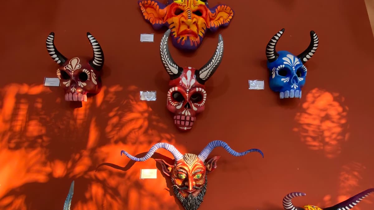 Inaugura Marcos Zenteno la exposición “Memorias de Papel y Cartón”