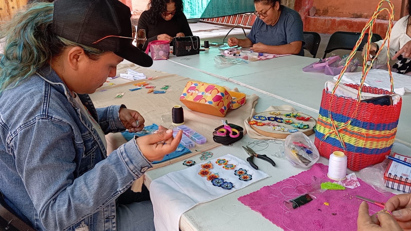 Imparten taller de arte huichol en el Museo Casa Morelos