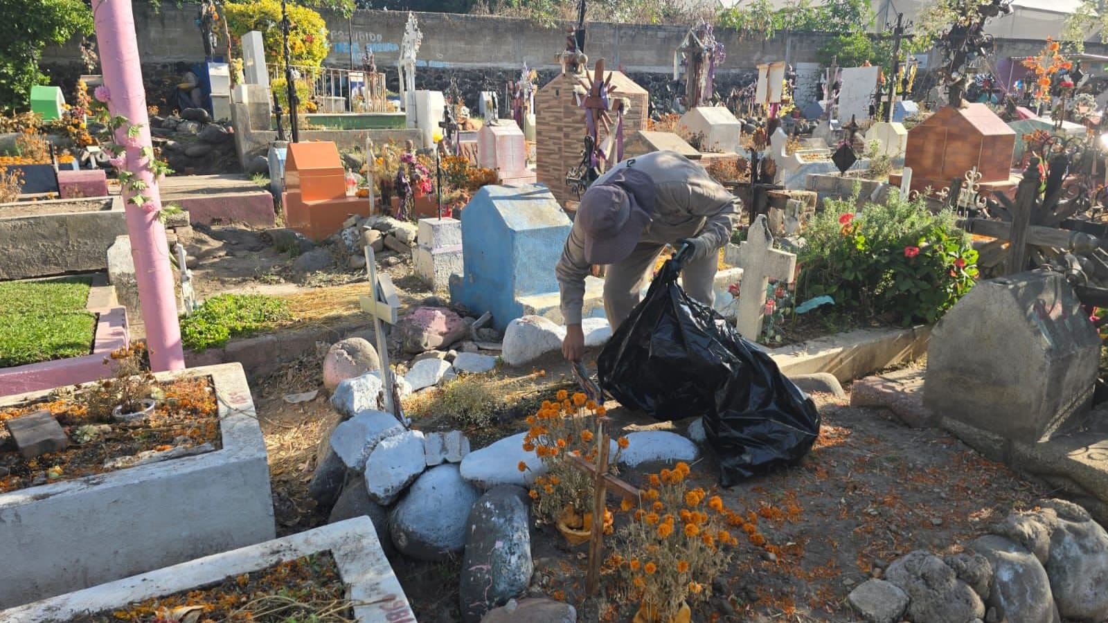 Refuerzan saneamiento en panteones de Cuautla