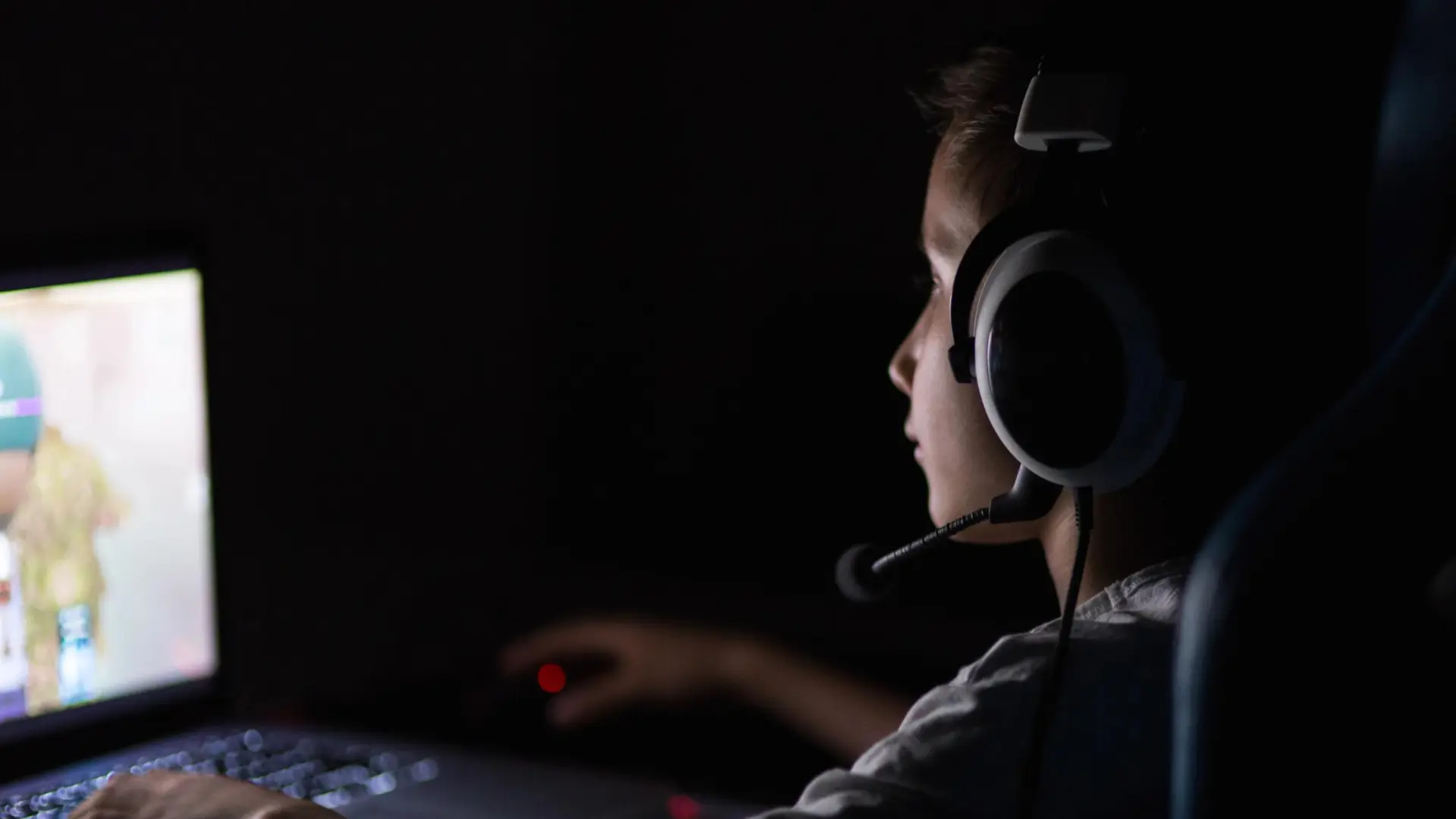 Alertan a padres por riesgos en plataformas de videojuegos