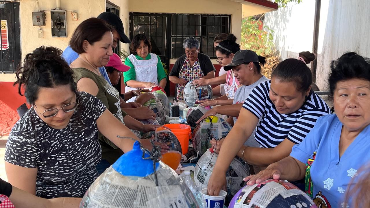 Inicia con éxito el Curso de Piñatas Navideñas en Cuautla