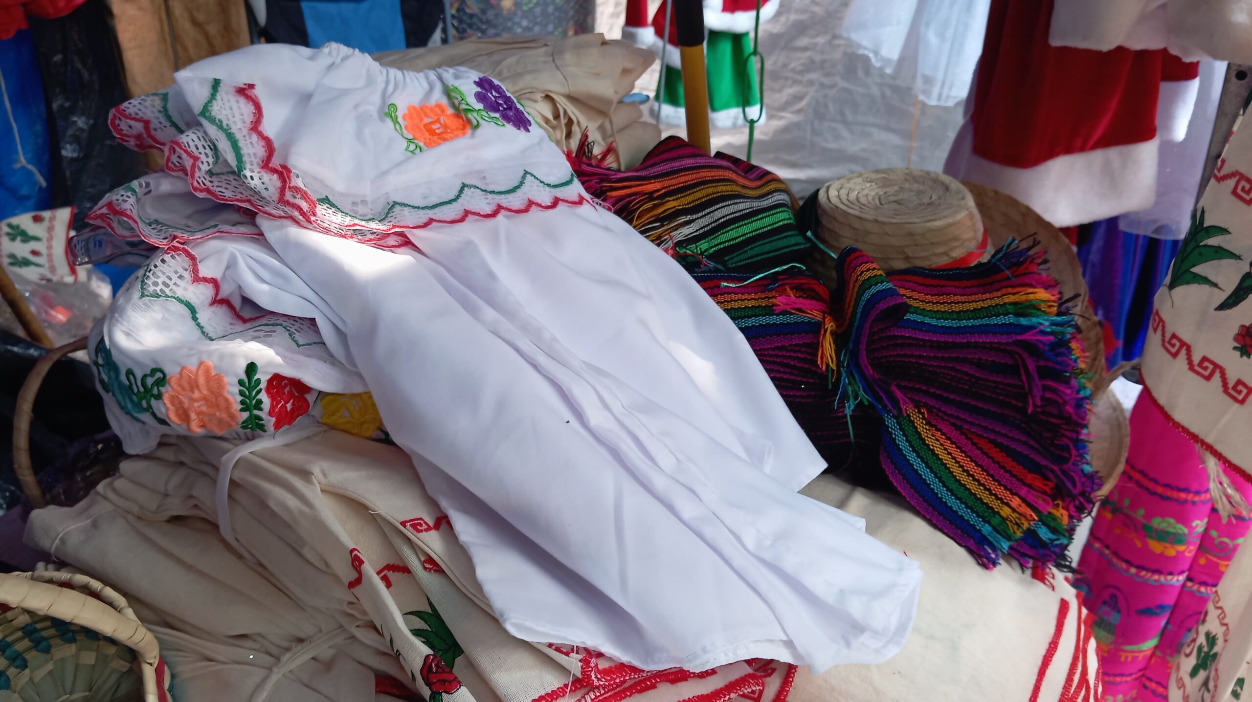 Se preparan comerciantes para la venta de trajes de «inditos»