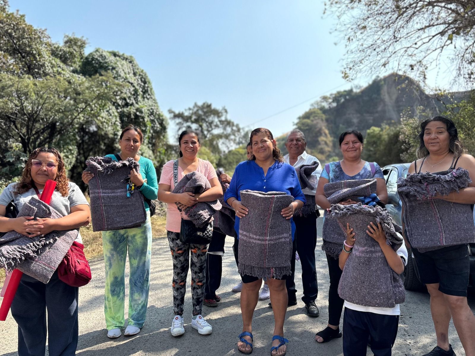 Entrega SEDIF cobijas y ropa invernal a población vulnerable