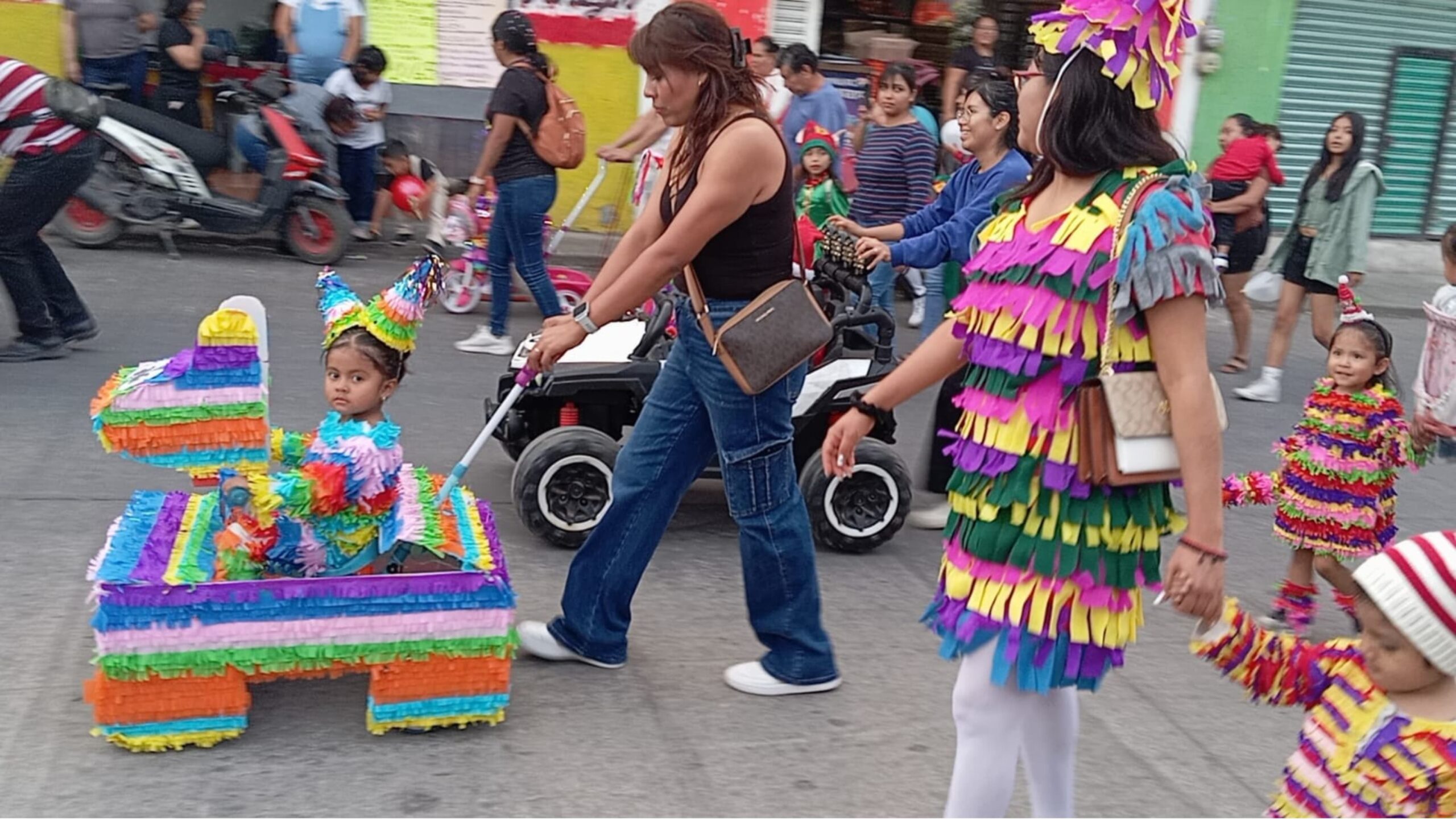 Realizan desfile navideño en la colonia Lázaro Cárdenas en Cuautla