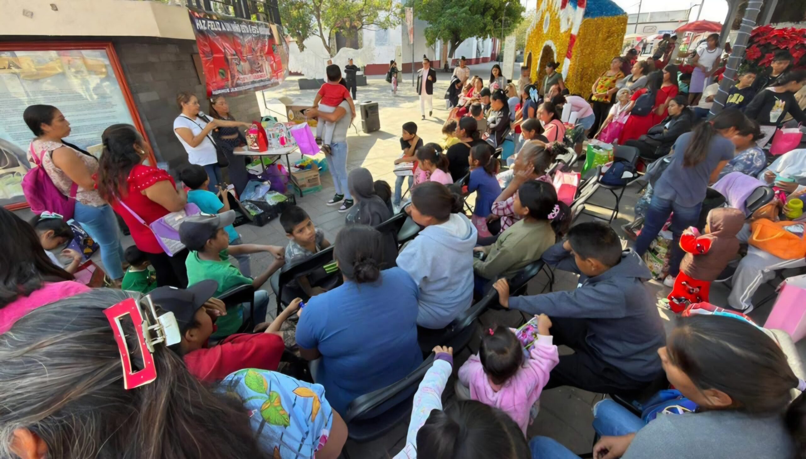 Reciben niños de escasos recursos regalo de navidad en Ayala