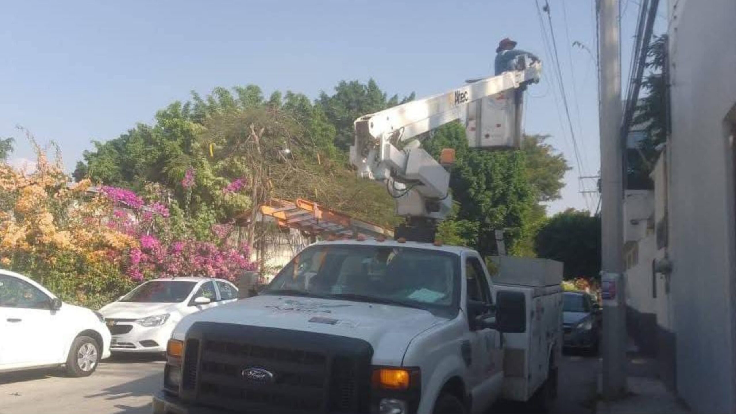 Realizan cambio de luminarias en ocho calles de la colonia Cuautlixco