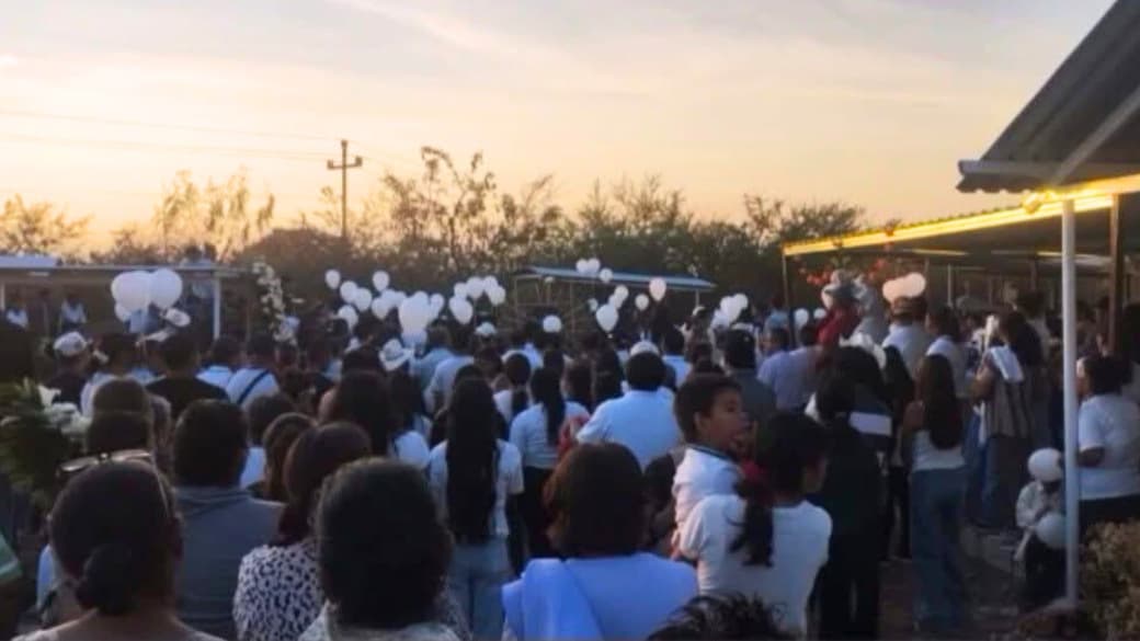 Con aplausos y globos blancos despiden a jóvenes atropellados en Tenango