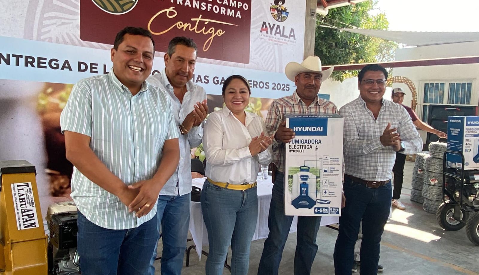 Entregan quintales y picadoras a productores del campo en Ayala