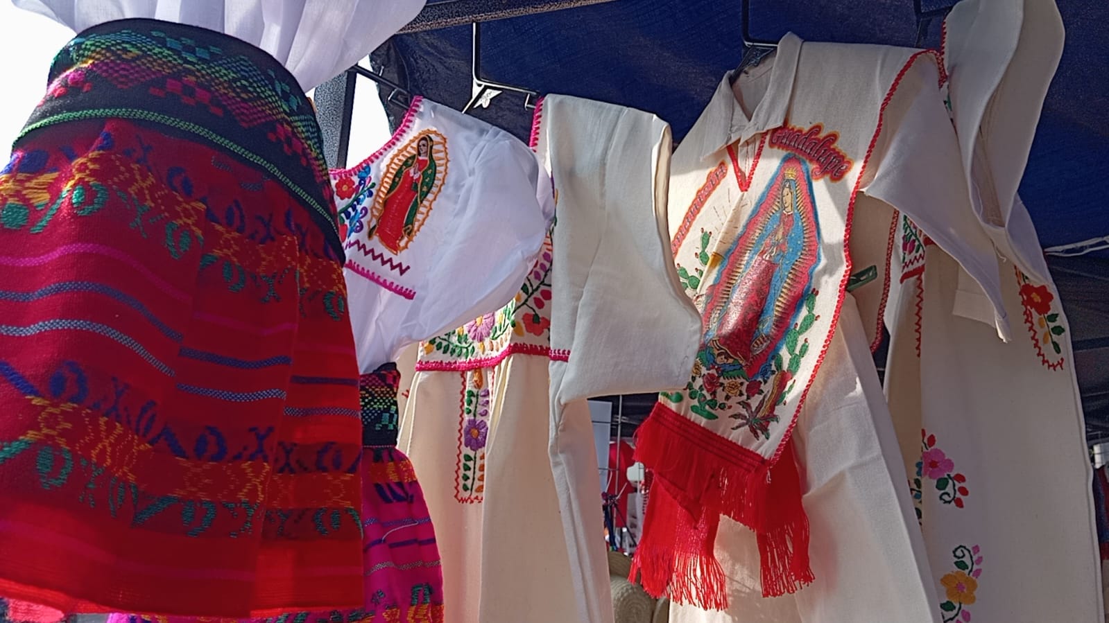 Feligreses buscan trajes de “inditos” para la celebración guadalupana
