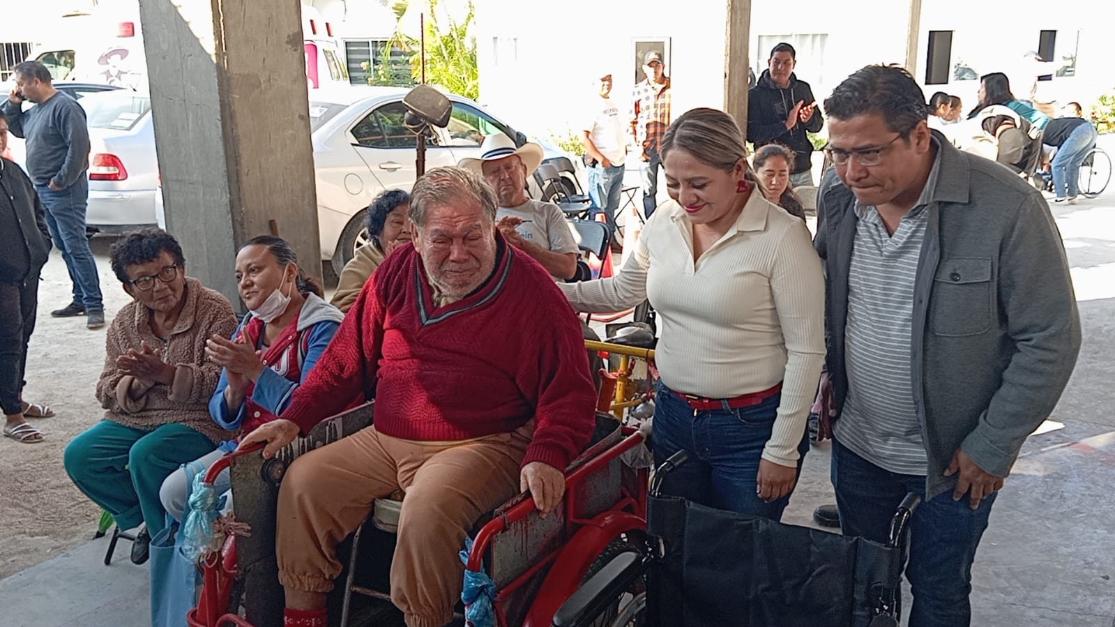 Después de 10 años, Don Esteban recibe silla de ruedas que transforma su movilidad