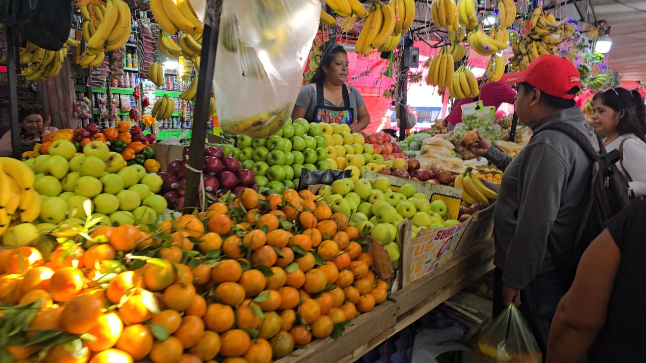 Comerciantes bajan precios ante caída en ventas en el mercado Galeana