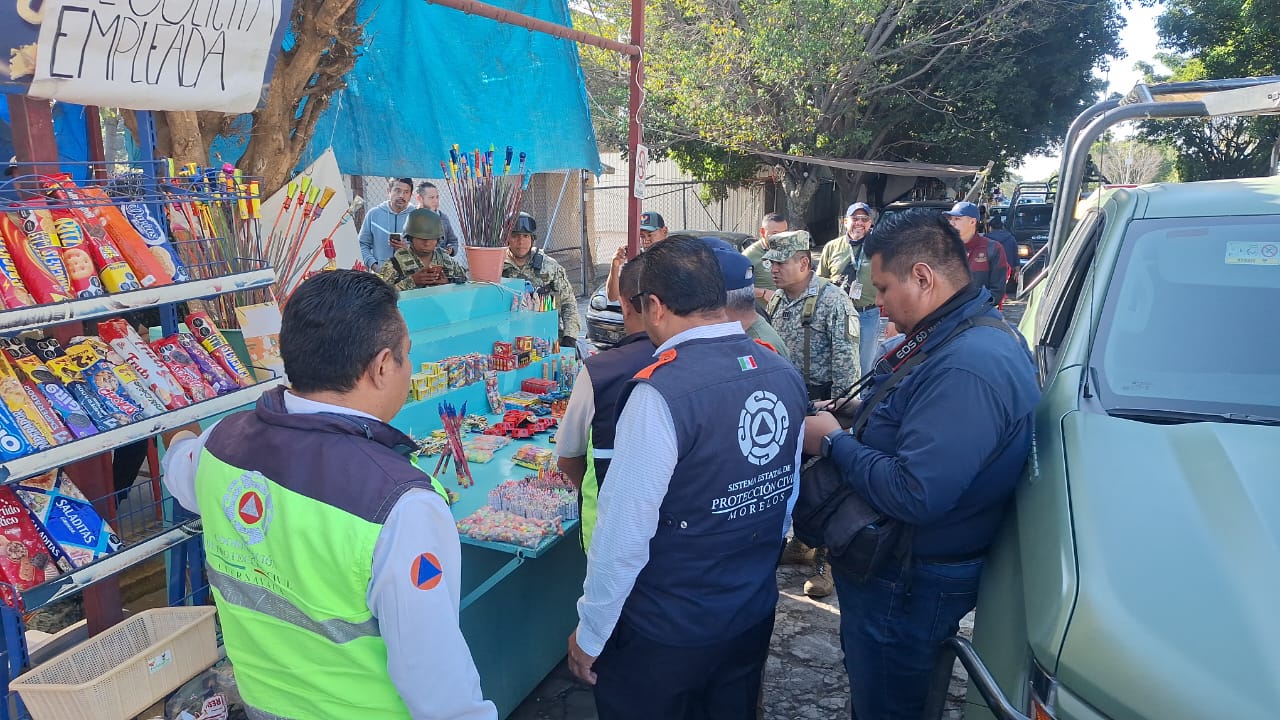 Protección Civil detecta venta ilegal de pirotecnia en puestos ambulantes