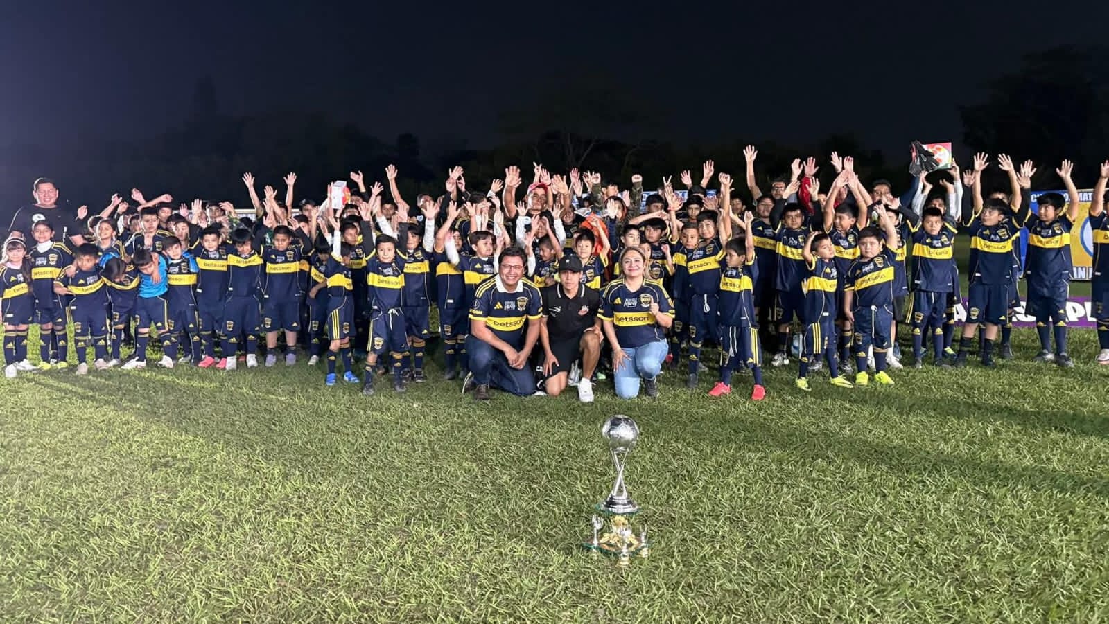 Entrega Nayeli Mares más de 100 uniformes deportivos en Apatlaco