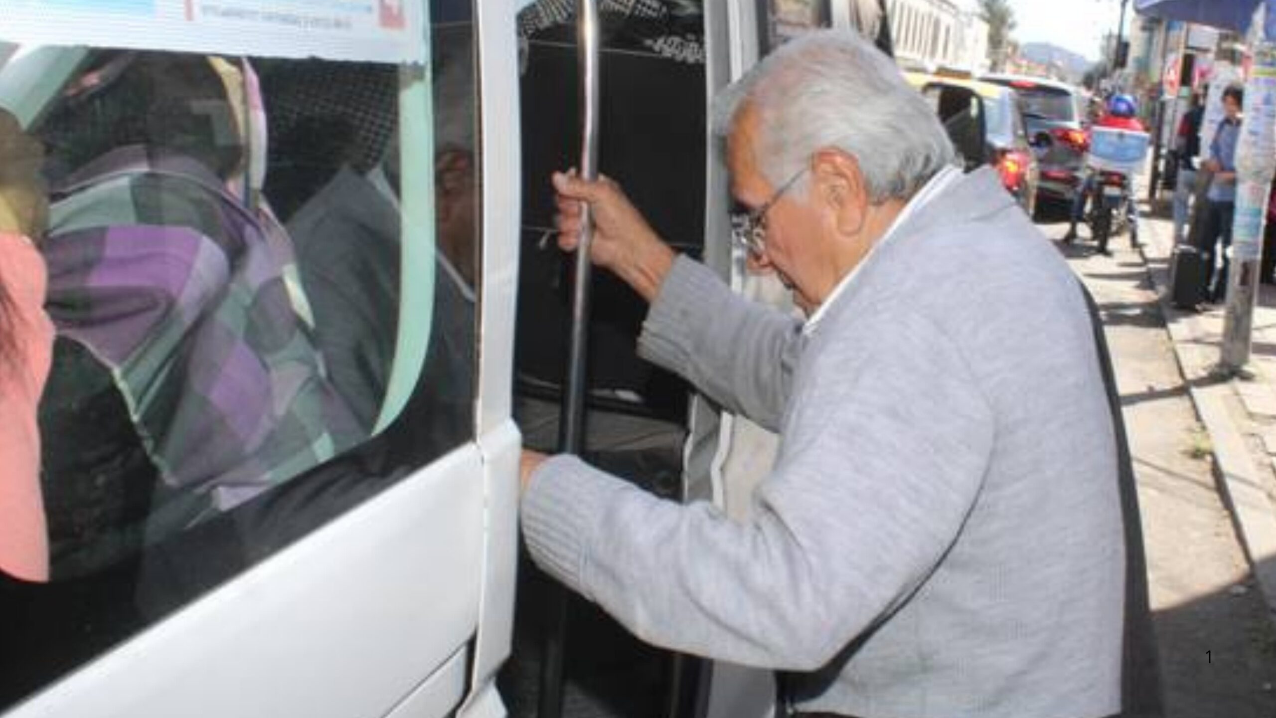 Adultos mayores viajarán gratis en transporte público