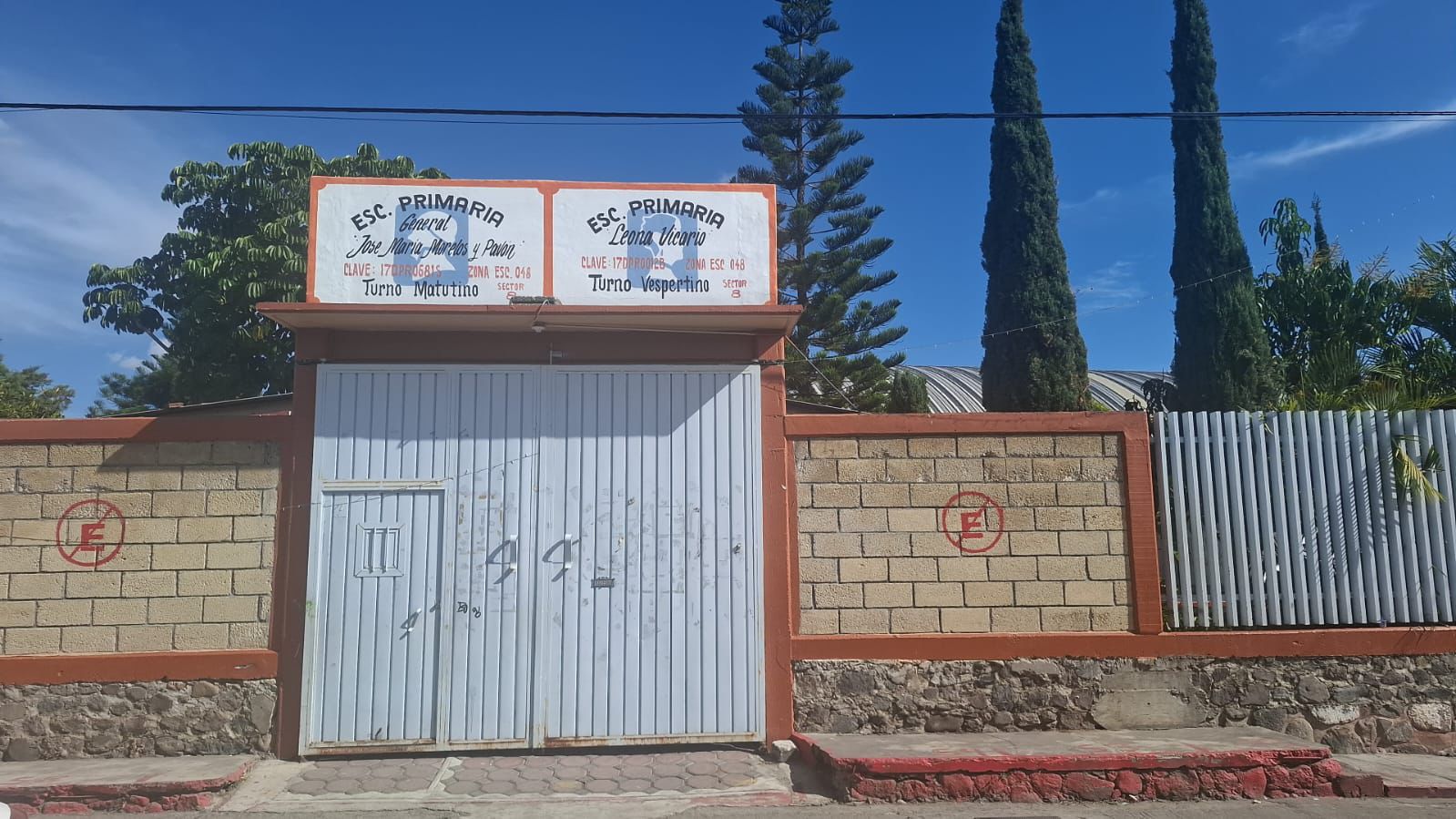 Padres de familia de Huazulco exigen infraestructura educativa adecuada